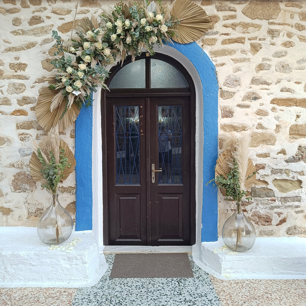 Γάμος boho με λευκά άνθη στον Άγιο Νικόλαο Λαγονησίου
