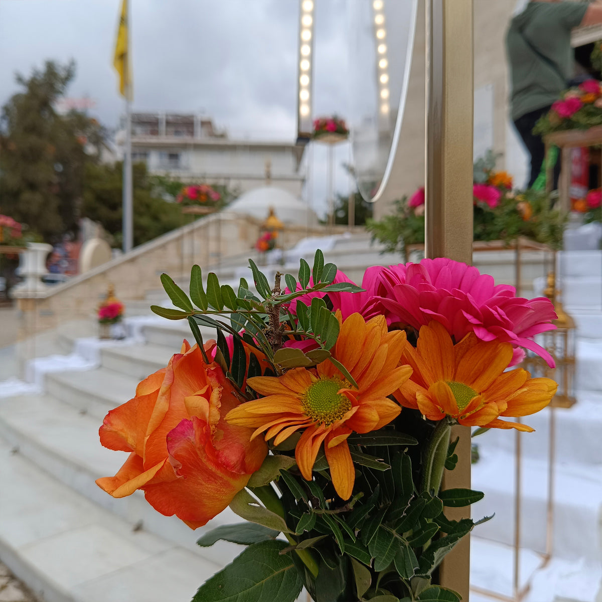 Στολισμός Γάμου magenta στον Ιερό Ναό Αγίων Κωνσταντίνου και Ελένης στη Γλυφάδα