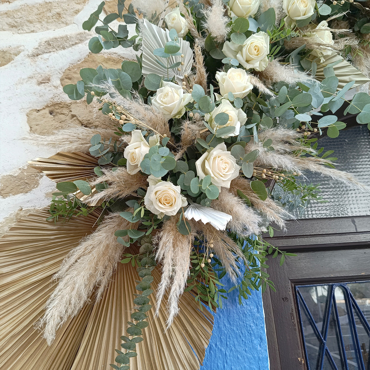 Γάμος boho με λευκά άνθη στον Άγιο Νικόλαο Λαγονησίου