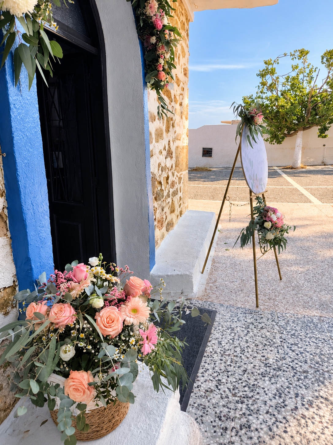 Στολισμός βάπτισης με τριαντάφυλλα ζέρμπερες και χαμομήλι σε αποχρώσεις ροζ σομών λευκό κίτρινο στον ιερό ναό αγίου νικολάου λαγονήσι