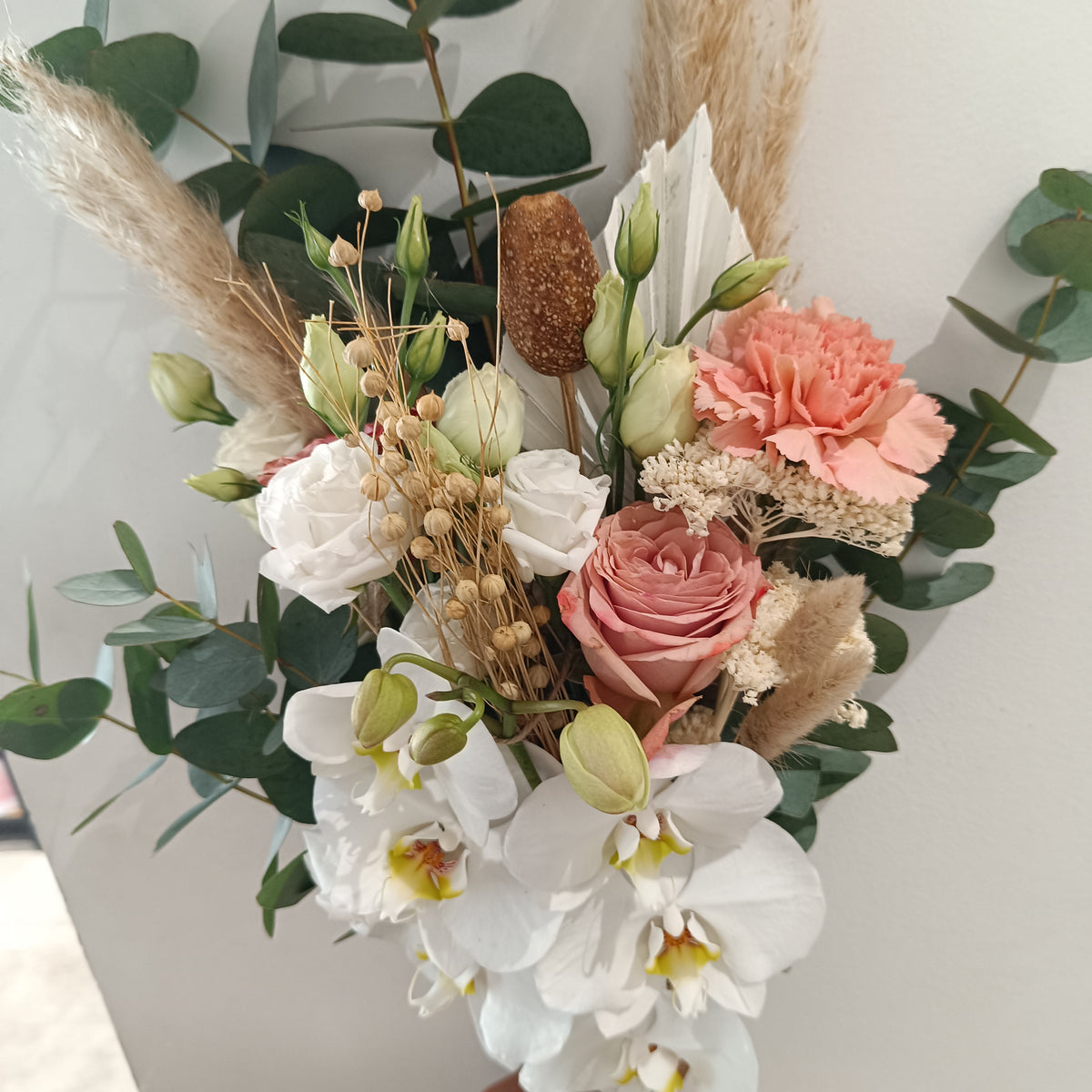 Νυφική Ανθοδέσμη με Ορχιδέες Phalaenopsis & Τριαντάφυλλα – Elegant Boho Bridal Bouquet